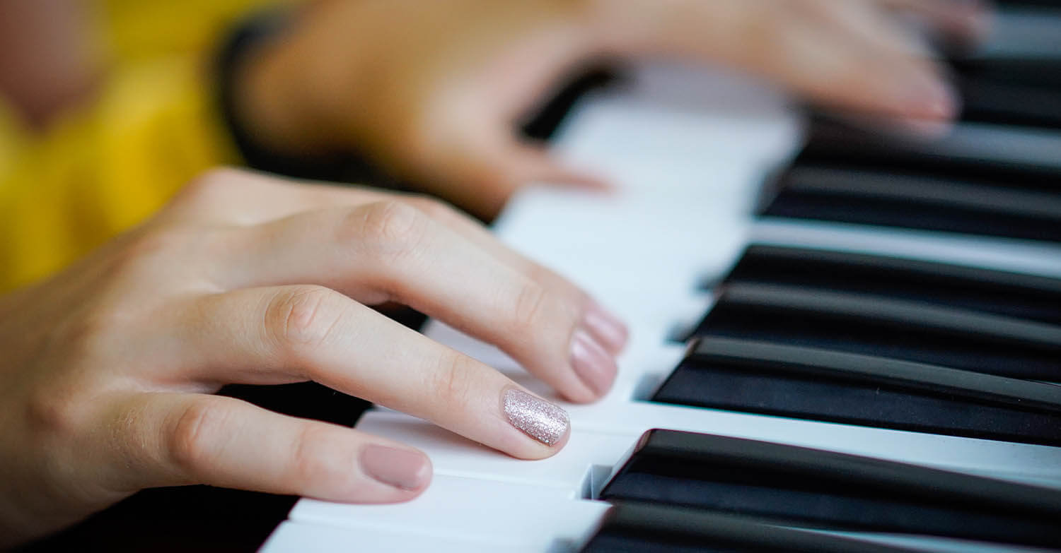 10 důvodů, proč by děti měly hrát na hudební nástroj. Pozitivní vliv hudebních nástrojů na vývoj dětí. Blog Aleny Hübnerové.