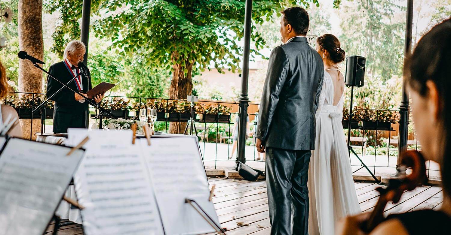 Živá hudba při svatebním obřadu v Jiráskových sadech v Hradci Králové