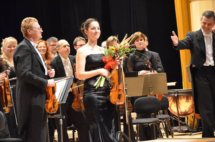 Fotografie Aleny Hübnerové ze solového vystoupení s Filharmonií Hradec Králové