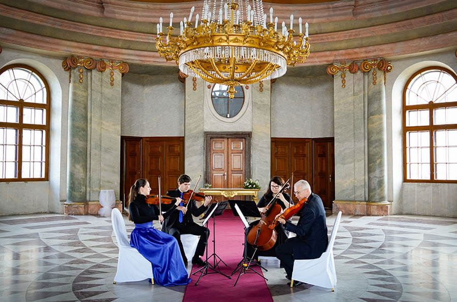 Smyčcové Královéhradecké kvarteto při natáčení seriálu Malé Zámecké Koncerty na zámku Karlova Koruna